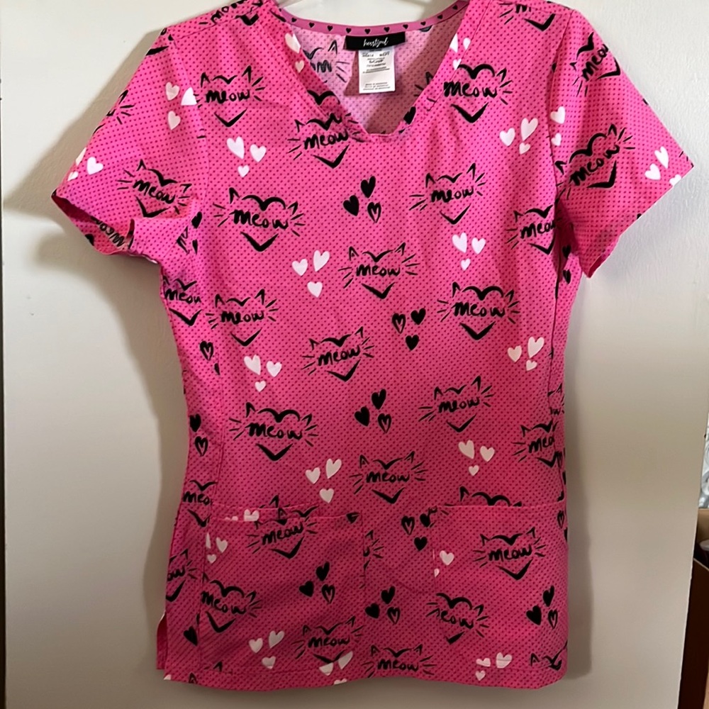 Scrub top small but I wear medium and it fit.